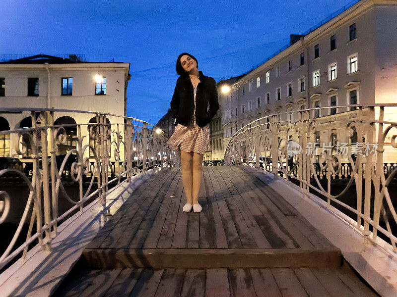 圣彼得堡白夜里的年轻女子