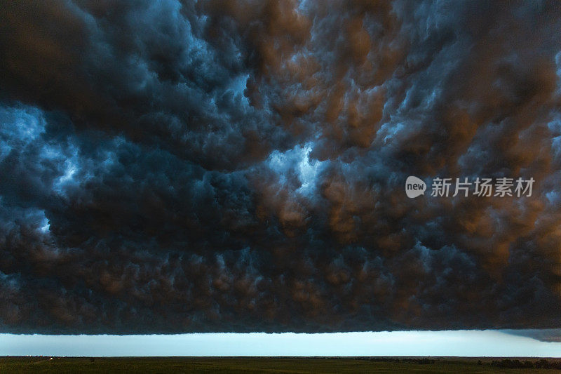 南达科他州日落时，黑暗、狂暴、暴风雨的天空