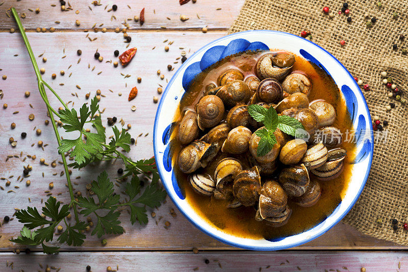 西班牙沙拉炖蜗牛，用酱汁煮蜗牛