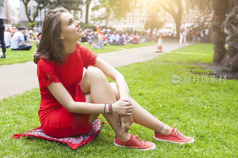 快乐的女人坐在草地上