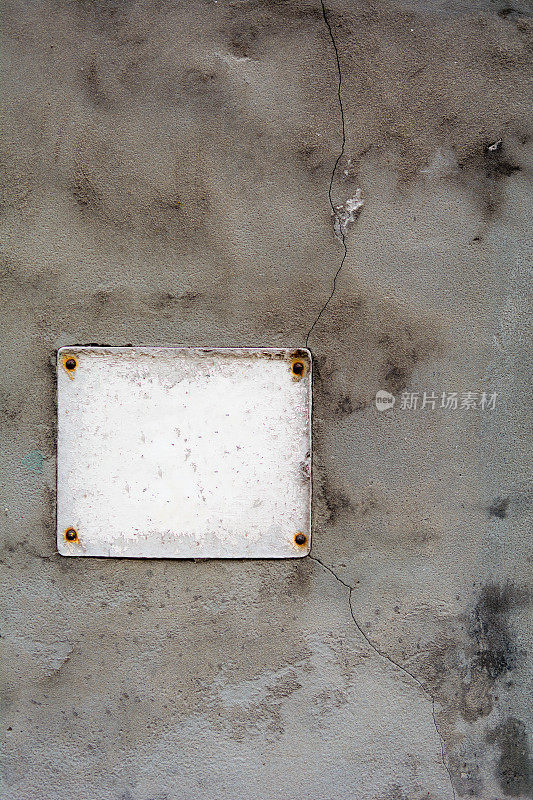 老式的空牌子贴在旧水泥墙上