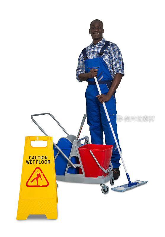 清洁地板的非洲男清洁工