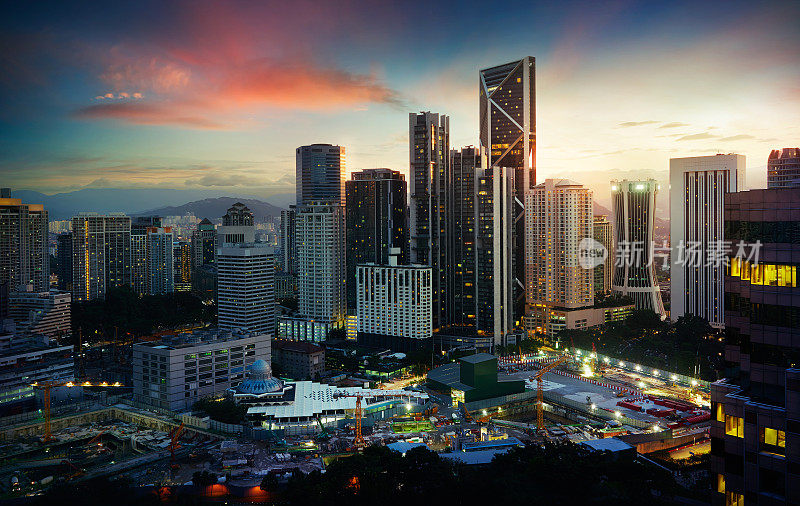 现代和发展的城市景观，黄昏的景象，吉隆坡，马来西亚。