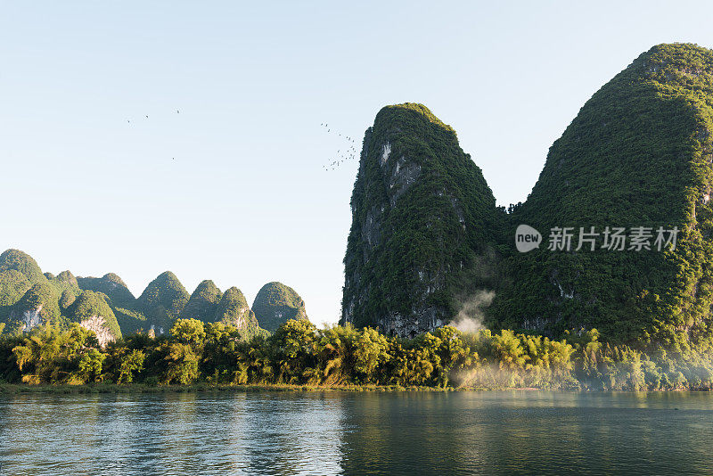 日落时分的漓江和群山，中国桂林
