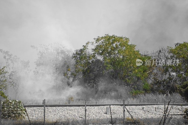 城市附近的田野着火了