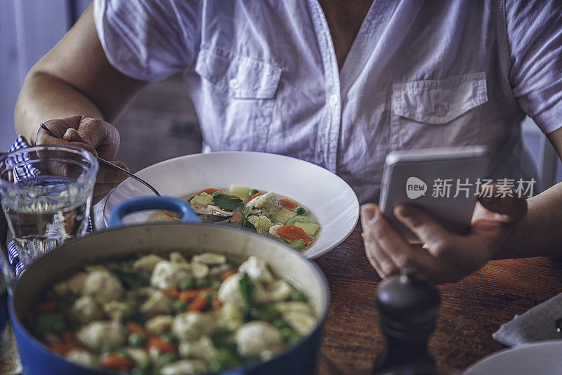 意大利蔬菜浓汤配新鲜蔬菜和饺子