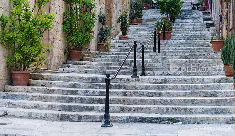 马耳他城市瓦莱塔-台阶和花盆