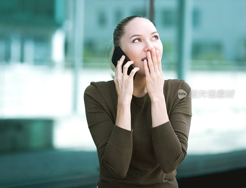 美丽的年轻女子在现实生活中使用智能手机