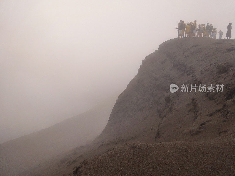 人们站在瓦努阿图的亚苏尔火山火山口