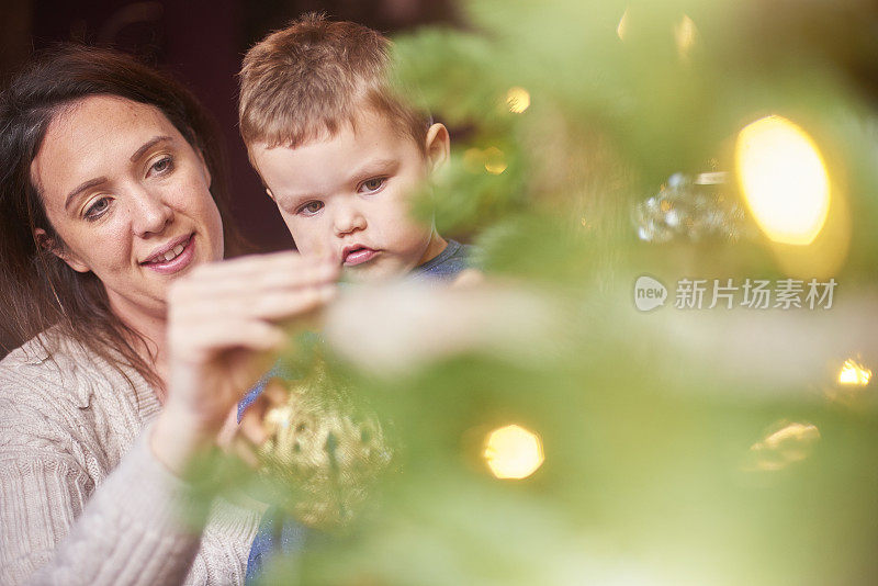 妈妈和小孩在装饰圣诞树