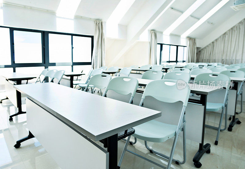 教室里有白色的桌子和椅子
