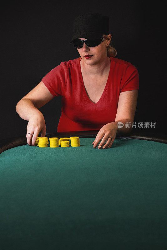 堆叠筹码的女人扑克玩家