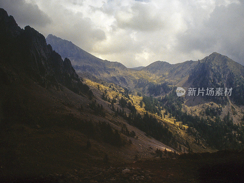 法国东南部阿尔卑斯地区的阿尔卑斯山脉风光壮观