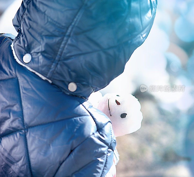 抱着小雪人的小女孩