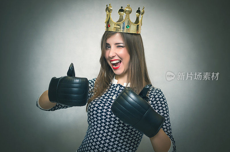 戴着金王冠和拳击手套的女人。选美比赛。女人的竞争。