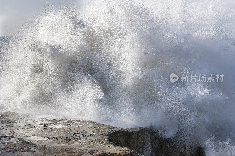 加利福尼亚海岸附近汹涌的海浪