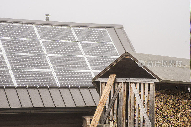 在阿拉斯加州，太阳能电池板和一个满是砍柴的棚子都在为冬天做准备。