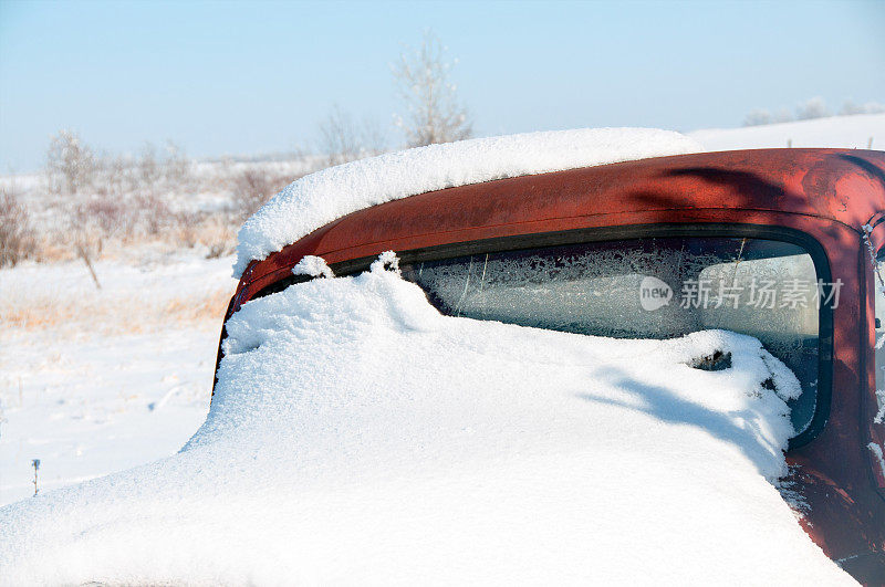 老农的车辆被遗弃在雪地卡车里