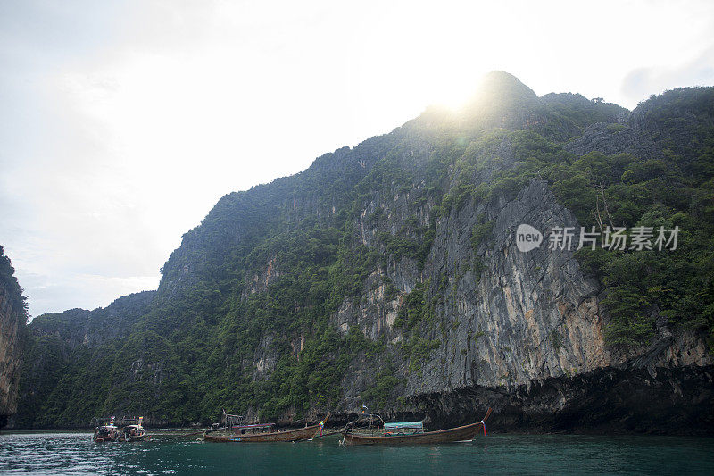 泰国皮皮岛的长尾船和石灰岩悬崖