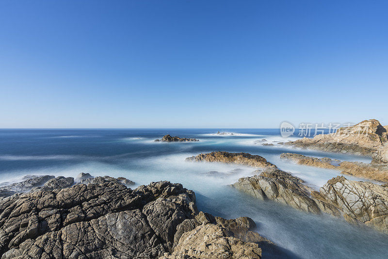 海岸线风景优美，曝光时间长