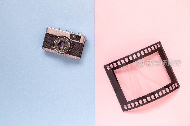 平面铺古董相机和空白框架形式的模拟胶片上的彩色背景简约的概念。