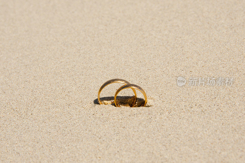 沙滩上的结婚戒指