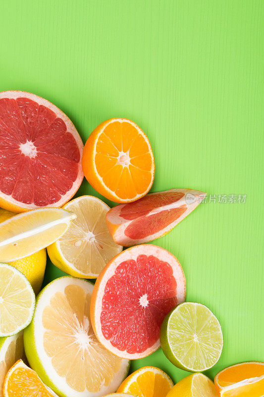 绿色背景为含有维生素C的柑橘和各种水果，如橙子、灰果和柠檬