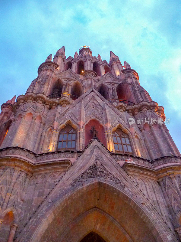 以粉红色著称的教堂。圣米格尔德阿连德，墨西哥