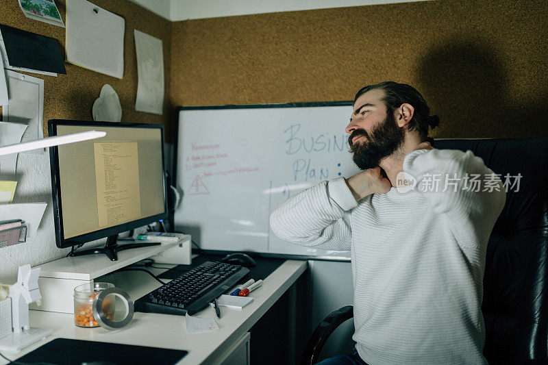 精疲力竭的男人在家里工作到很晚