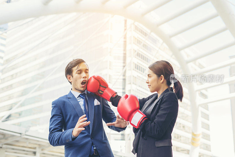21、商界女人和商界男人竞争是一场拳击赛，商界人士的观念。