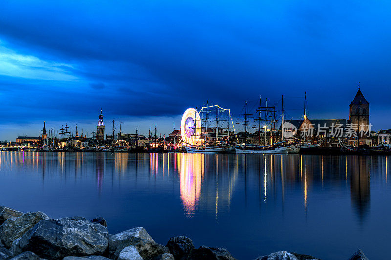 在IJssel河的Kampen的夜景