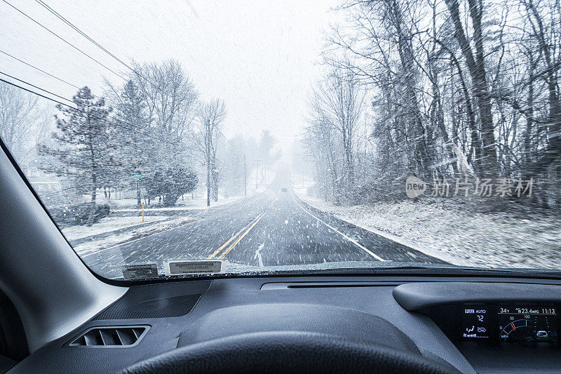 汽车司机POV在冬季暴风雪