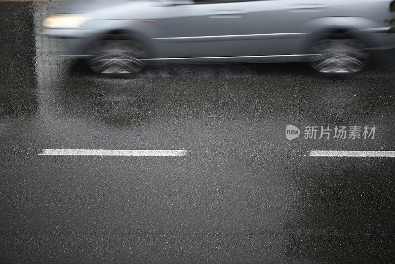 倾盆大雨时汽车在路上行驶