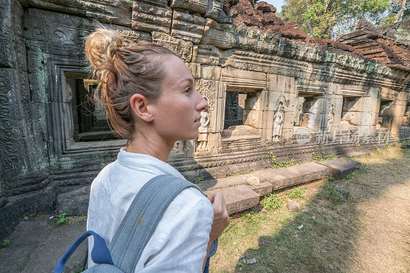 旅游女孩在古庙探索古老的废墟作为一个旅游冒险在亚洲国家