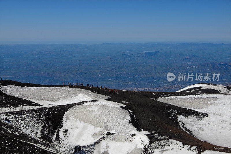 在埃特纳山徒步旅行，被联合国教科文组织宣布为世界遗产。埃特纳公园-埃特纳公园，西西里，意大利