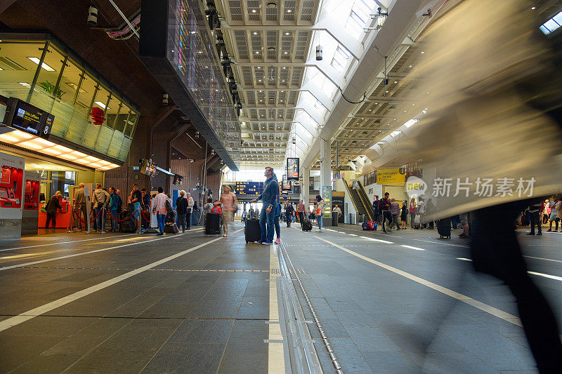 奥斯陆度假期间，游客聚集在中央火车站