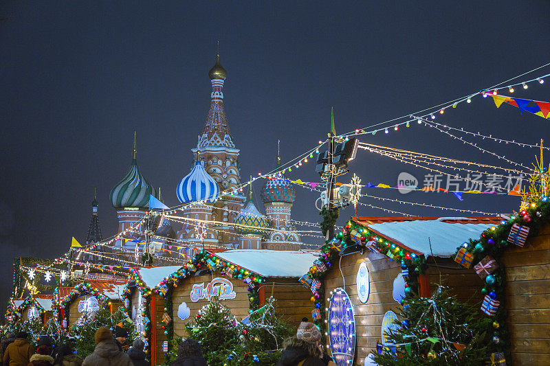 以圣巴西尔大教堂为背景的圣诞市场。莫斯科红场,