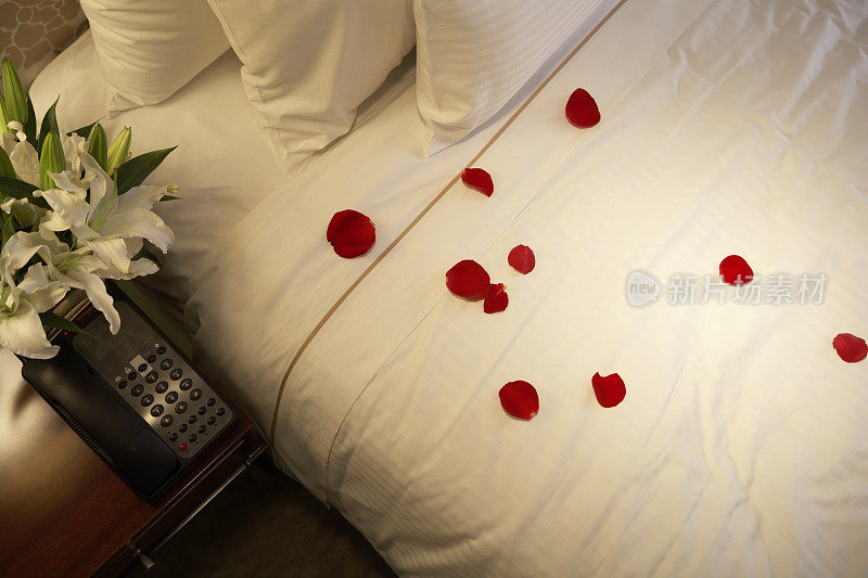 床上洒落的玫瑰花瓣