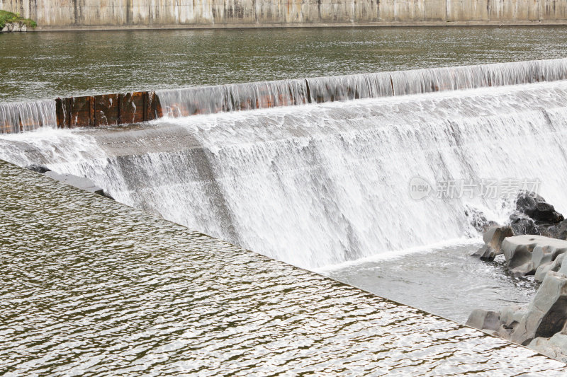 瀑布在水力发电公司水库的大坝上