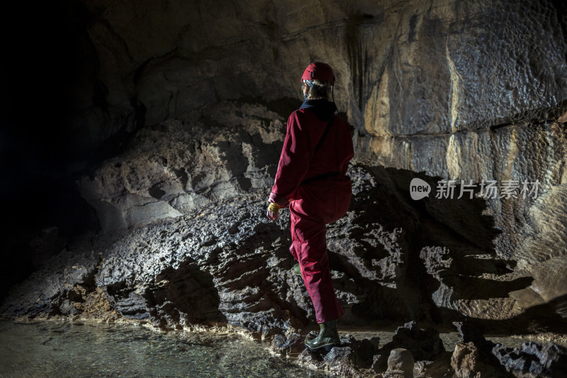 地质学家探索地下深处的洞穴