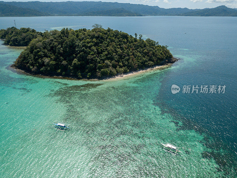 令人惊叹的无人机拍摄的热带岛屿和船在绿松石纯净的水。上图，拍摄于菲律宾群岛，亚洲。港口巴顿,巴拉望