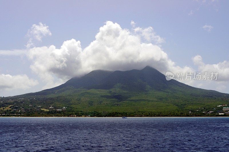 尼维斯岛，圣基茨和尼维斯，东加勒比:岛上的火山覆盖在热带森林-从海上看-避税港