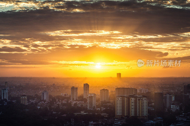 日落在达累斯萨拉姆商业区城市景观高角度视图