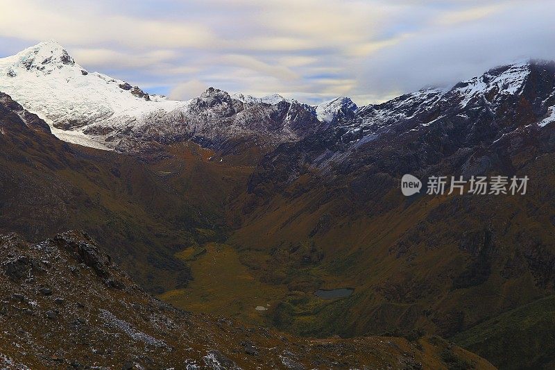 长时间曝光:黎明时分的布兰卡山脉——秘鲁安卡什的瓦拉兹