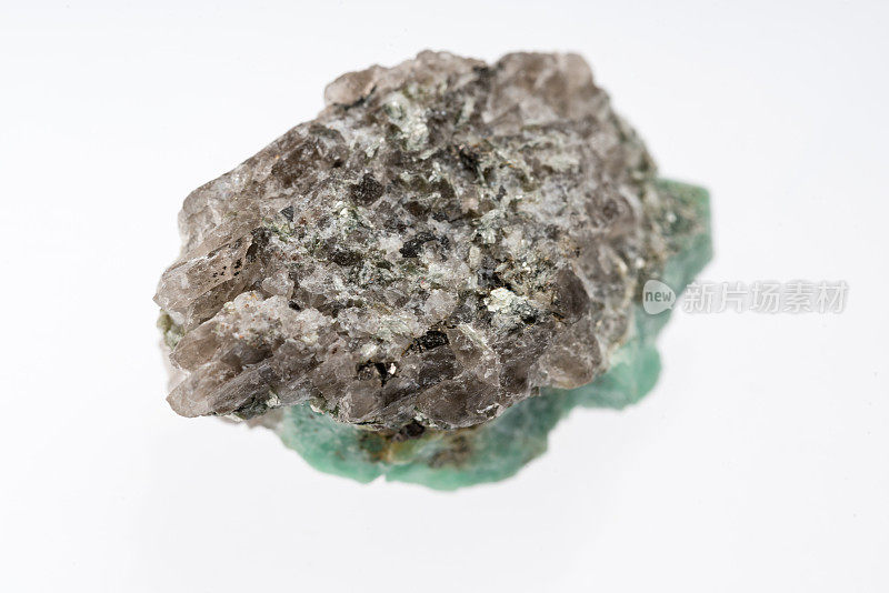 祖母绿矿物石材样品与白色背景