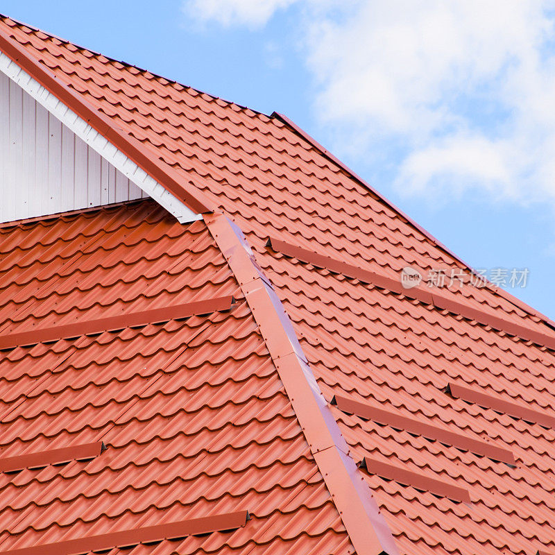 瓦楞板的屋顶是橘红色的