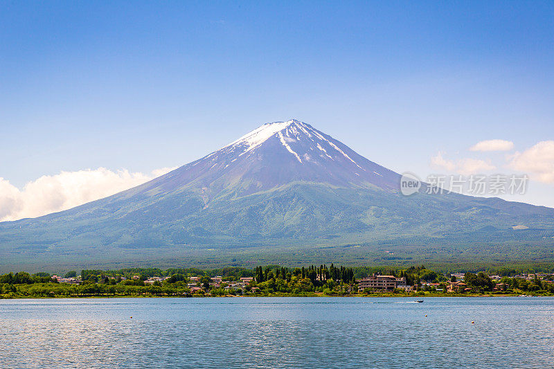 日本富士山火山在夏日与蓝天