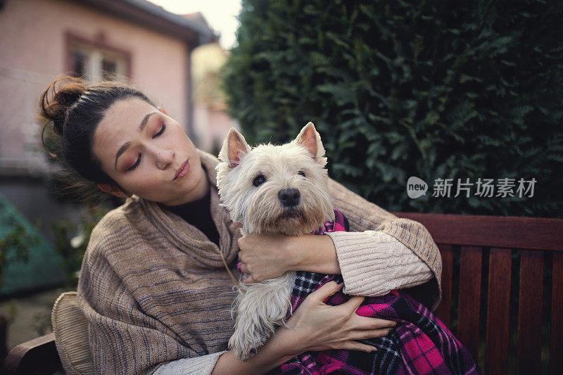 快乐的年轻女人和可爱的狗