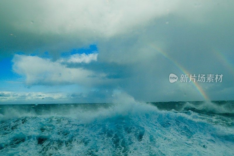 风大浪急的海面