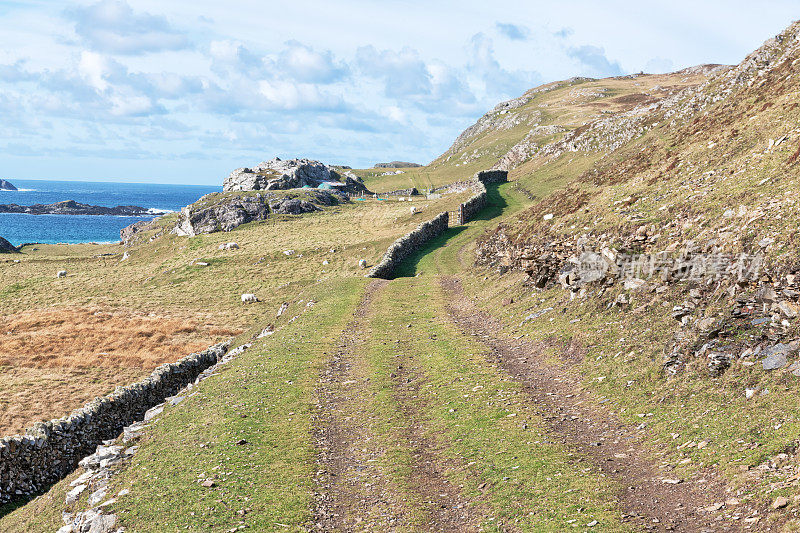 爱尔兰康尼马拉Inishbofin岛的步道。